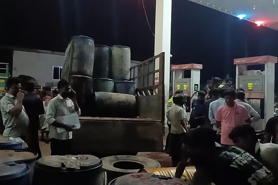 নড়াইলে অবৈধ ডিজেল পাচারে অভিযান, ৭ হাজার ৪০০ লিটার জব্দ